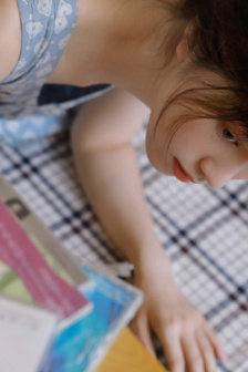 《年轻的女教师》